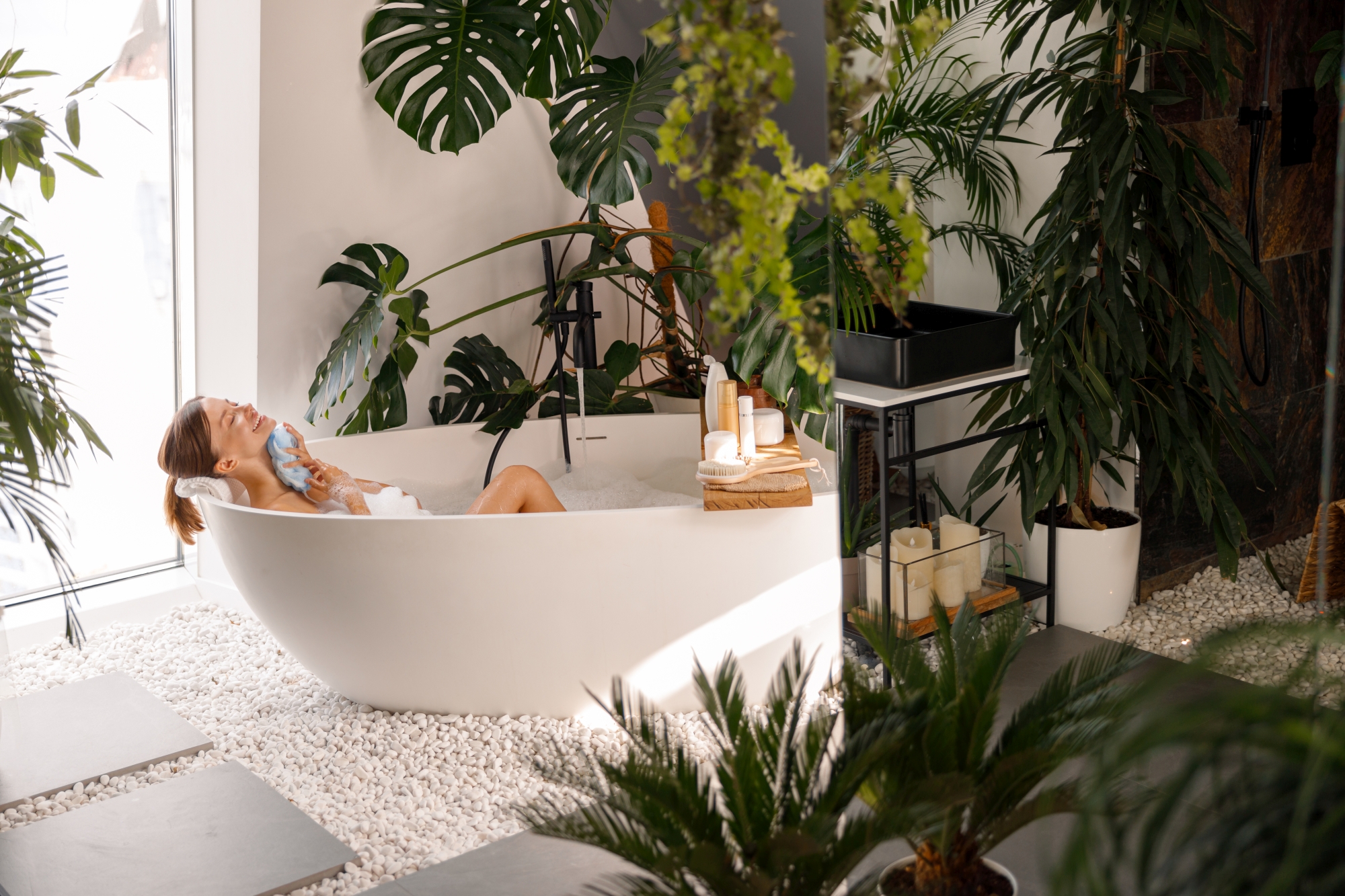 Nowoczesne wnętrze łazienki ozdobione tropikalnymi roślinami