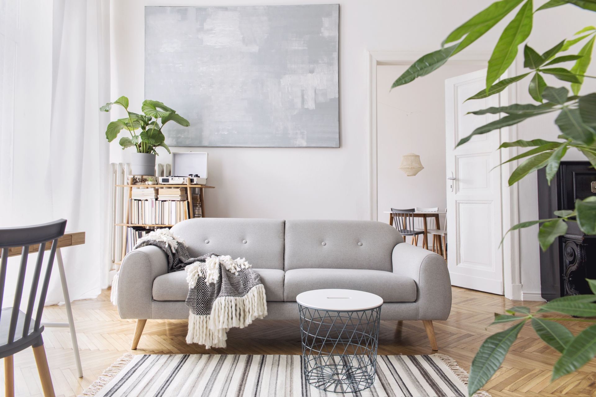 Nowoczesne skandynawskie wnętrze salonu z designerską sofą